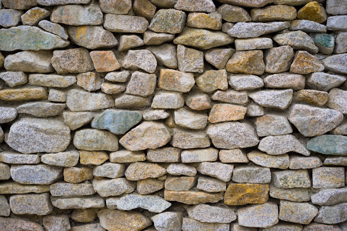 Stone retaining wall